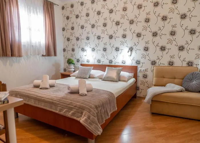 Sladojevic אומיס